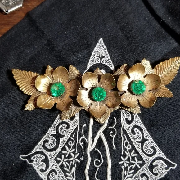 Relisted- Vintage three flowers brooch green rhinestones pin large crescent gold - Picture 3 of 14